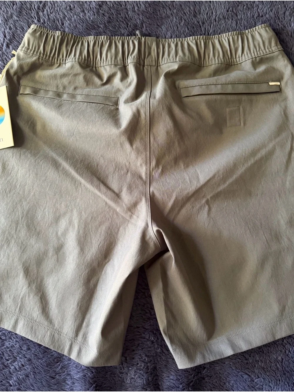 NEW Vuori Cascade Crink 8” Shorts Men’s Medium Charcoal NWT - Picture 2 of 7